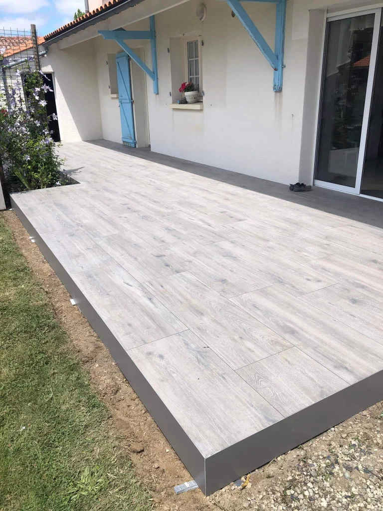 Réalisation d'une terrasse aux Essarts-en-Bocage par Projet Carrelage Brice Cossard