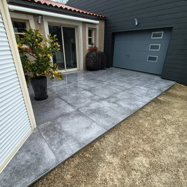 Réalisation d'une terrasse aux Essarts-en-Bocage par Projet Carrelage Brice Cossard