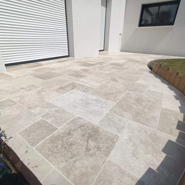 Réalisation d'une terrasse aux Essarts-en-Bocage par Projet Carrelage Brice Cossard