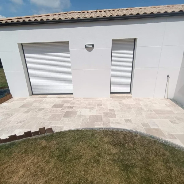 Réalisation d'une terrasse aux Essarts-en-Bocage par Projet Carrelage Brice Cossard